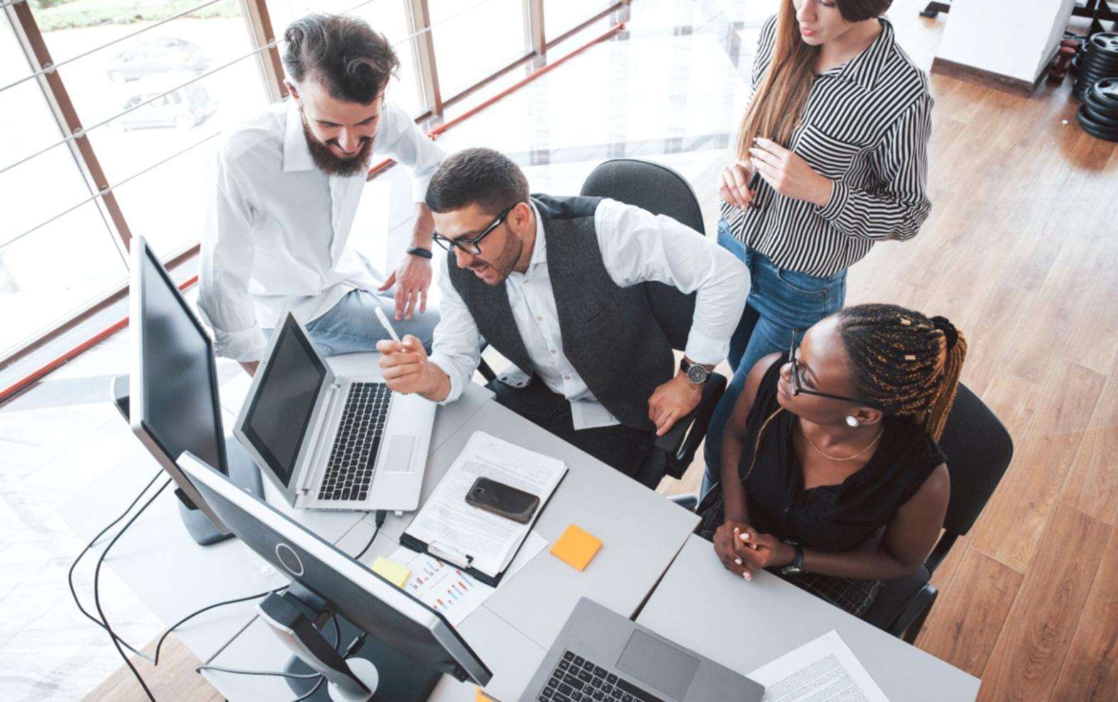 Teilnehmer bei der Analyse von Finanztrends